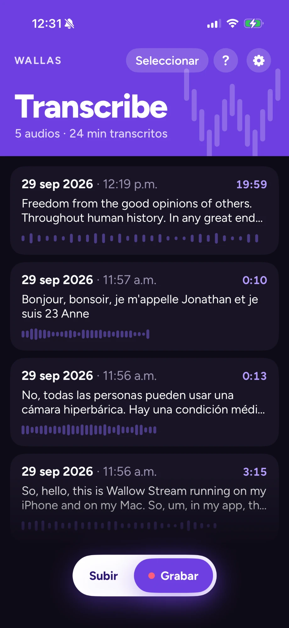 Pantalla principal de Wallas Transcribe con la lista de audios transcritos y los botones Subir y Grabar